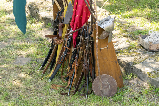 16 - 17。世纪武器，剑，军刀和头盔图片下载