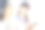穿围裙的年轻女子和年长女子在家里聊天图片下载