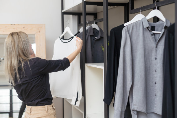 没什么可穿的概念，年轻女人决定穿什么图片下载