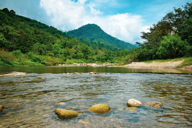 这些图片突出了这座山的气势和宁静的背景，提供了一种宁静的感觉，并提醒人们自然景观的持久之美。图片下载
