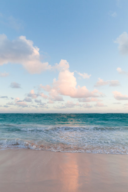 垂直风景照片与空沙滩海岸在白天图片下载
