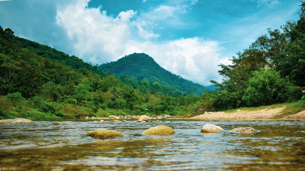 这些图片突出了这座山的气势和宁静的背景，提供了一种宁静的感觉，并提醒人们自然景观的持久之美。图片下载
