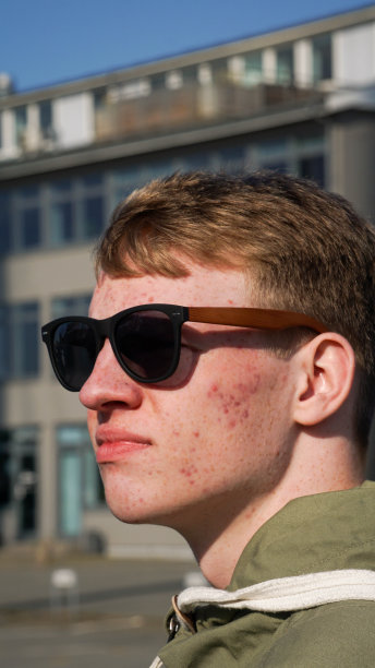 青少年带着太阳镜，走路，特写肖像-股票照片图片下载