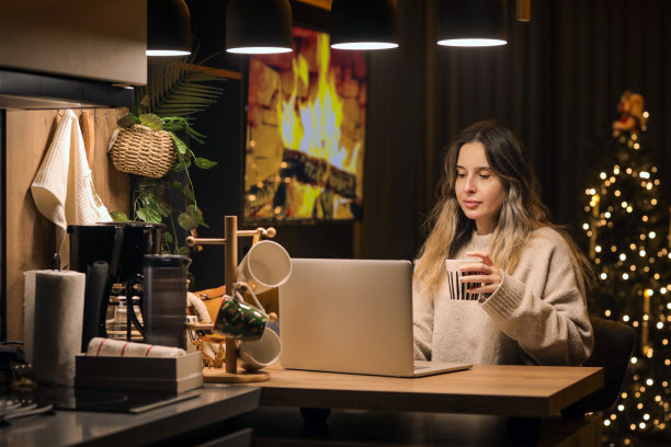 商务女性晚上在家工作，家庭装饰，在一个安静的环境中工作，家庭办公室，在家工作图片下载