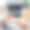 双手在桌上的笔记本电脑上在线工作图片下载