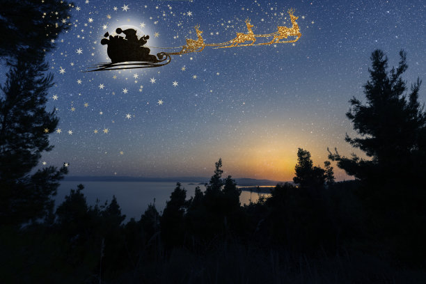 夜晚的大海，可以看到群山和星空图片下载