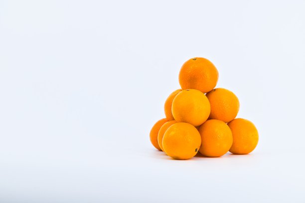 这张充满活力的图片展示了白色背景上的橘子。图片下载