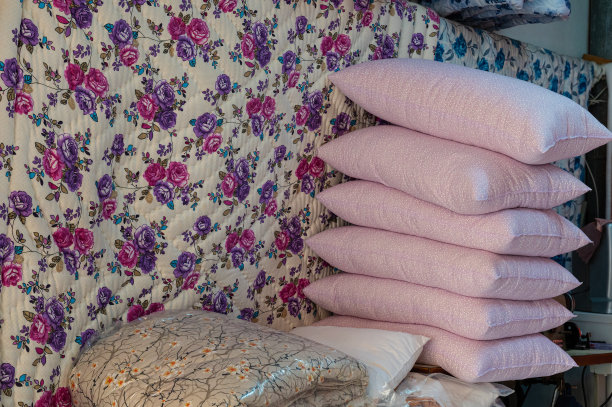 手工制作的被子和枕头。图片下载