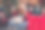 十几岁的女孩拿着信用卡的全身照片展示了如何使用笔记本电脑在网上购物时省钱的圣诞节氛围图片下载