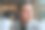 特写照片:一个有目的的年轻人坐在咖啡馆里，看着窗外模糊的室内和灯光。成功的商人。图片下载