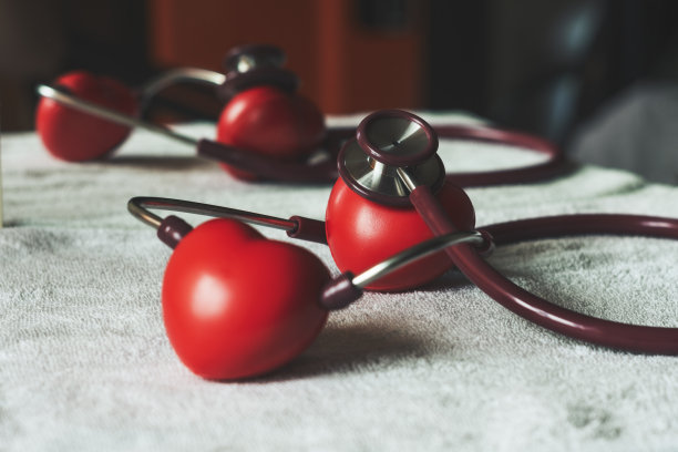 红心和听诊器。健康保险概念家庭医疗保健获得健康福利留空输入文字。医疗插图。图片下载