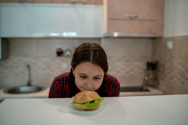 垃圾食品，小女孩喜欢吃汉堡，快餐汉堡不健康图片下载