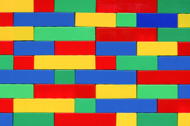 墙由彩色塑料砖块。用教育建筑玩具建造。教育，孩子的创造力背景图片下载