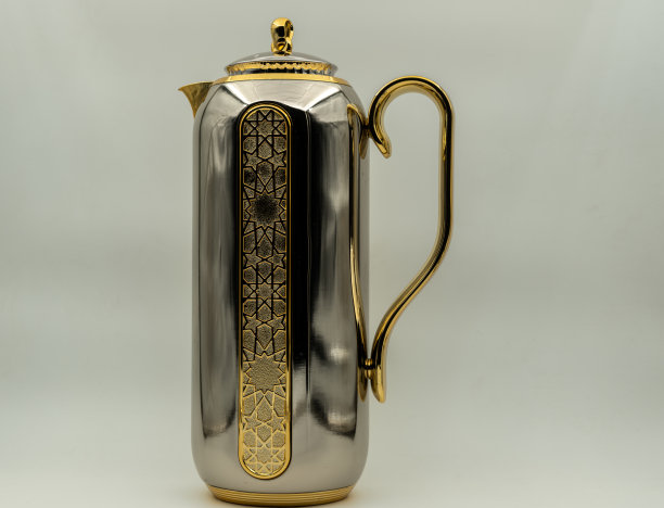 白色背景前的古董保温瓶图片下载