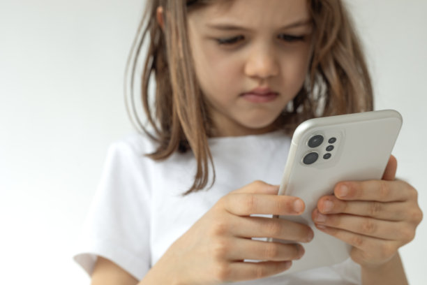 小女孩使用智能手机图片下载