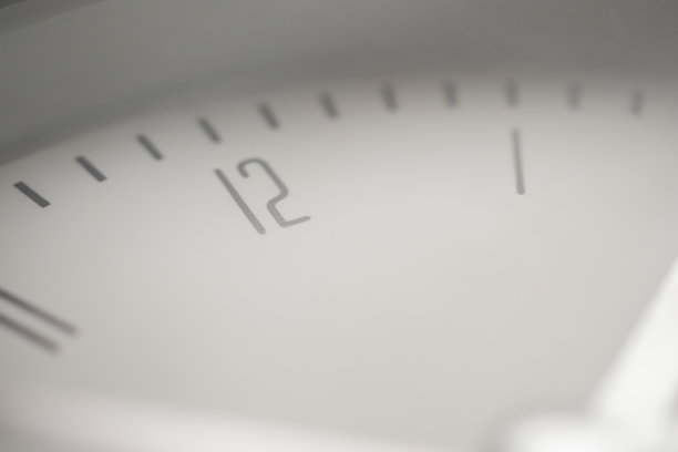 银色金属时钟的特写图片下载