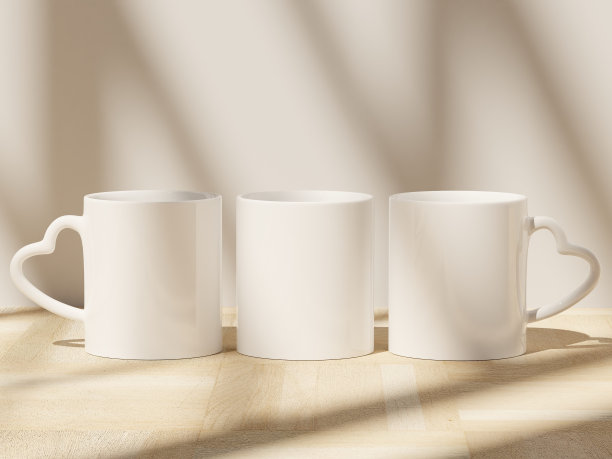 三个心形处理陶瓷马克杯在木地板与柔和的阴影从窗口图片下载