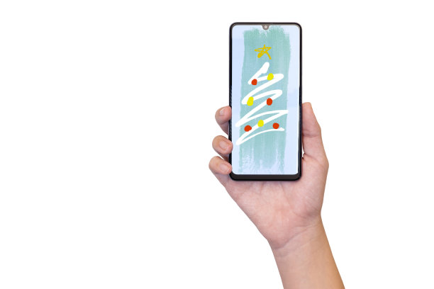 一名男子手持智能手机，手机上有圣诞树形状的抽象条纹壁纸。数字贺卡庆祝圣诞节。孤立。图片下载