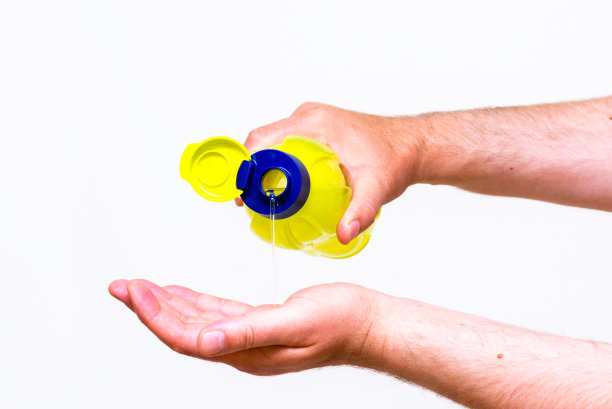 特写图片。男人的双手向掌心倒水，孤立在白色的背景上。图片下载