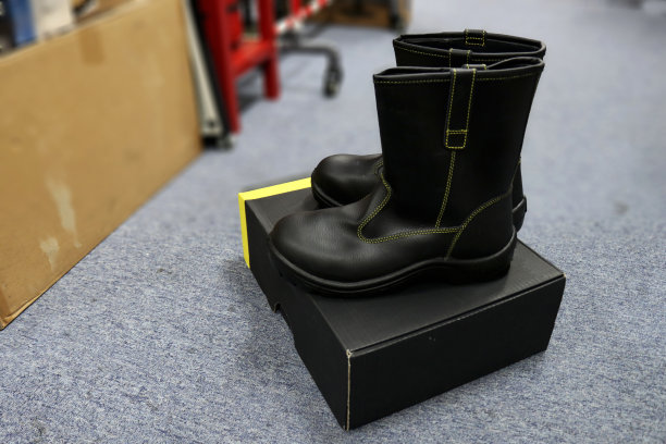 黑色皮革安全靴的照片与盒子图片下载