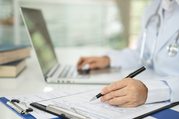 医学传播者制作有效、清晰地描述研究成果、产品使用的文件。图片下载