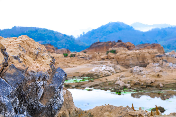 照片中的chuya河湍急的水流在山上。夏天有河流和蓝天。多岩石的海岸。巨石。图片下载