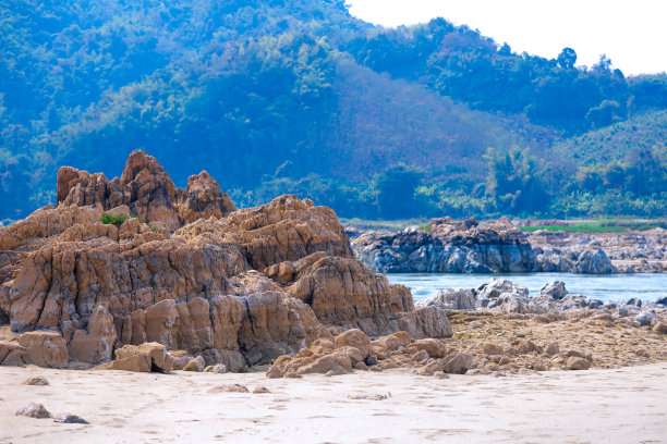 照片中的chuya河湍急的水流在山上。夏天有河流和蓝天。多岩石的海岸。巨石。图片下载