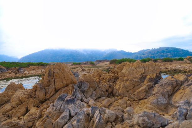 照片中的chuya河湍急的水流在山上。夏天有河流和蓝天。多岩石的海岸。巨石。图片下载