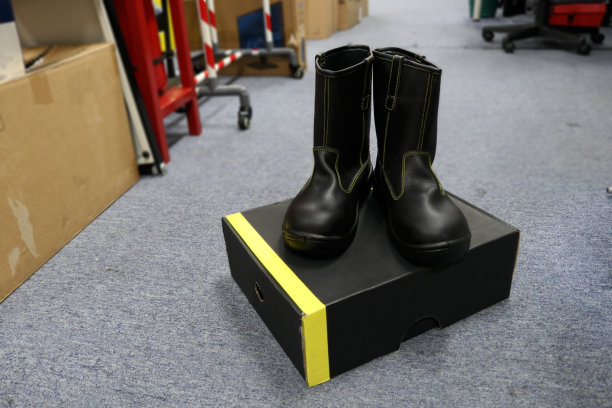 黑色皮革安全靴的照片与盒子图片下载