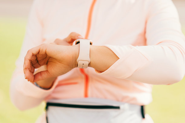 女运动员在户外使用智能手表的特写照片图片下载