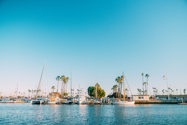 日落时分，加州长滩的高大帆船和游艇图片下载