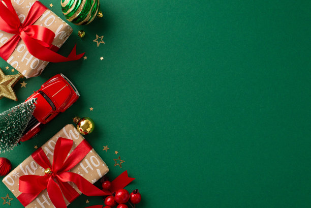沉浸在新年的世故中。上面的照片展示了别致的工艺纸礼盒，奢侈的小装饰品，玩具车载着圣诞树，绿色背景上的金色五彩纸屑，宣传文字空间图片下载