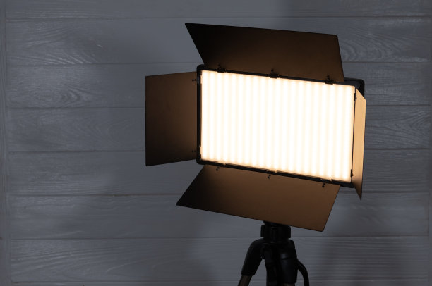 专业的照片或视频照明。SRGB led面板上的三脚架为家庭或工作室拍摄。图片下载