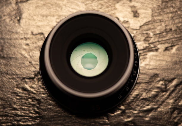 黑色摄影镜头的相机。拉近镜头，打开镜头光圈。照片或视频设备。图片下载