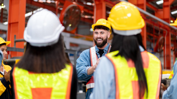 在制造业工厂上班前，经理在早会上给团队同事打气图片下载