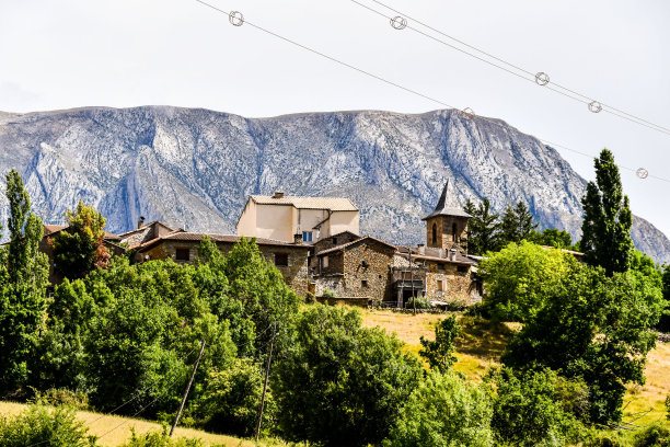 房子在山上，照片作为背景，在janova财政sobrbe，韦斯卡阿拉贡省图片下载