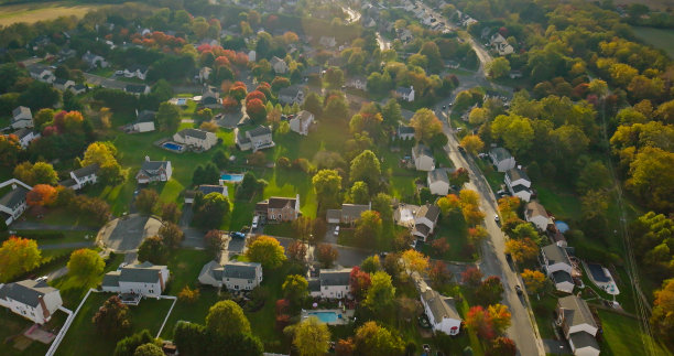 秋天下午，马里兰州布恩斯伯勒居民区的俯拍照片图片下载