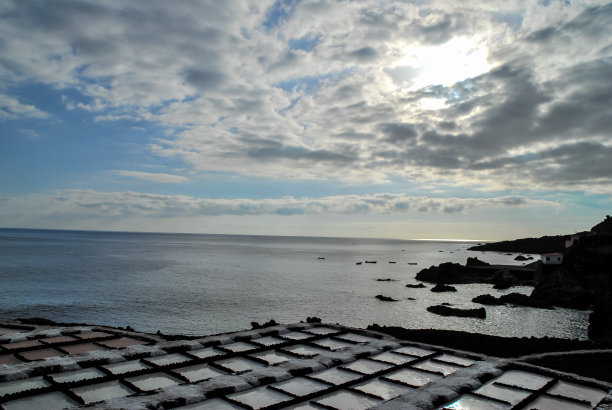 夕阳漫过大海，数码照片的画面作为背景图片下载