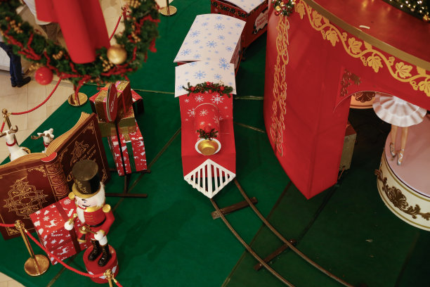 圣诞装饰五颜六色的物品。图片下载