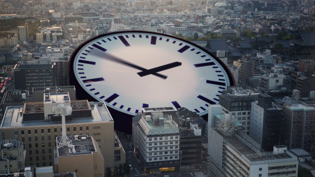 时钟旋转速度快，高峰时间交通快速移动，交通快速移动驱动时间流逝图片下载