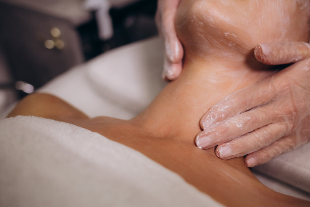 美容院美容师在女士脸上敷面膜。高质量照片图片下载