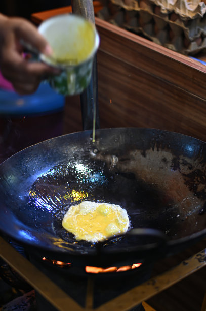 在煎锅里，煎蛋在煮，煎蛋在煮图片下载