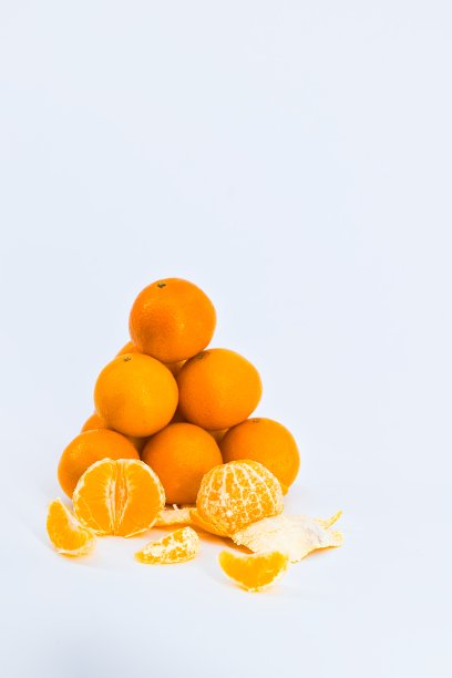 这张充满活力的图片展示了白色背景上的橘子。图片下载