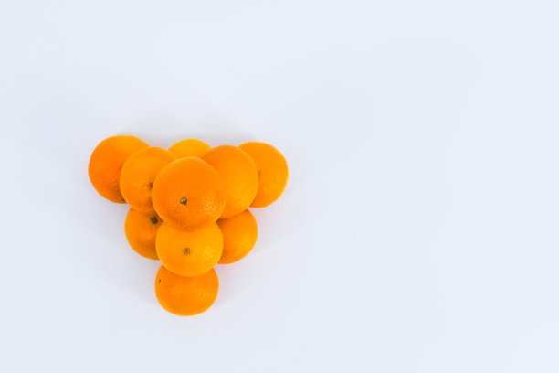 这张充满活力的图片展示了白色背景上的橘子。图片下载