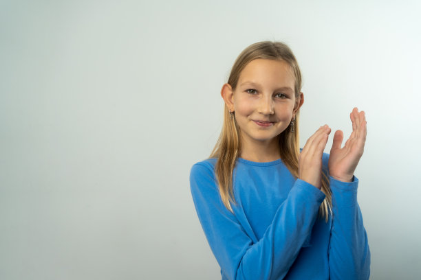 女孩拍手孤立图片下载