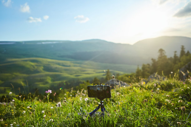 用手机拍摄大自然。旅游或博客的照片和视频。照相机装在三脚架上。图片下载