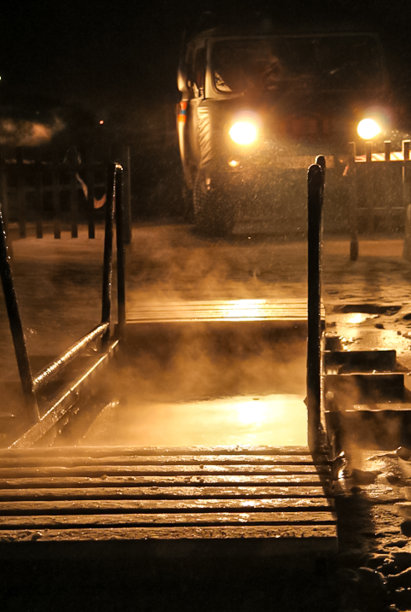 夜晚的河洞，特写照片。主显节图片下载