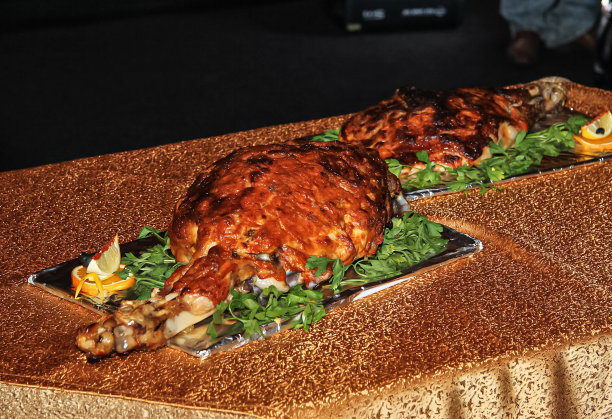 餐厅餐桌上的烤鸡，照片特写图片下载