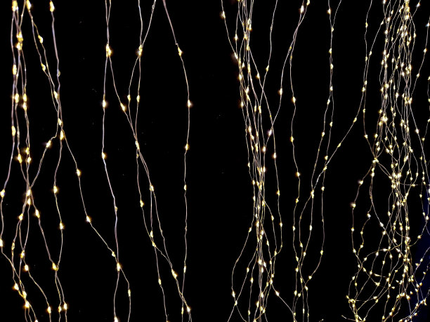 深蓝色背景上的光链酷似夜晚的星空。圣诞灯饰，树枝，圆，桦树皮，白色，图片下载