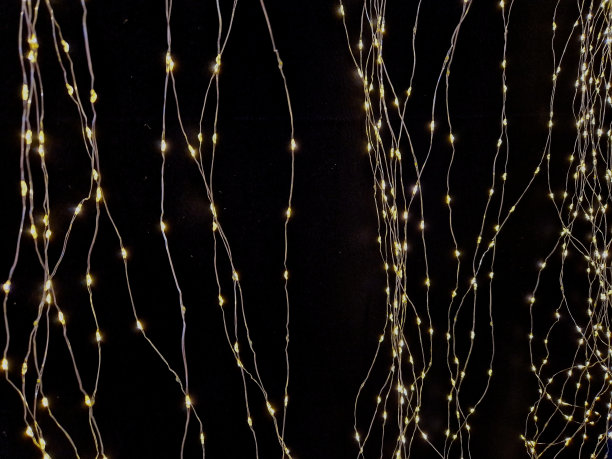 深蓝色背景上的光链酷似夜晚的星空。圣诞灯饰，树枝，圆，桦树皮，白色，图片下载